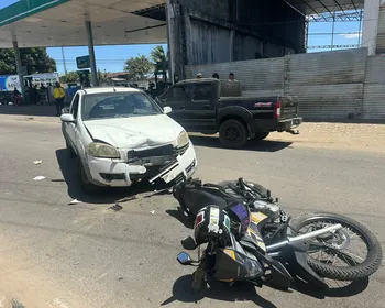 Vídeo mostra motociclista sendo arremessada após colisão com carro em Arapiraca
