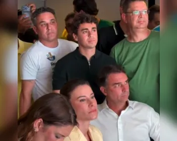 Vídeo mostra tensão entre Flávio Bolsonaro e aliados durante virada de Lula; assista