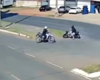 Vídeo: motociclista faz manobra e dá "olé" em policial durante fuga