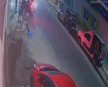 Vídeo registra momento em que criminosos cercam e roubam pedestres na Ponta da Terra