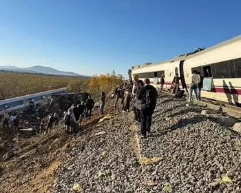 VÍDEO: Trens que colidiram viajavam pela linha de alta velocidade