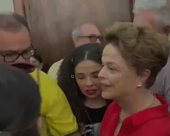 Voto de Dilma em BH tem aplausos, vaias e empurra-empurra
