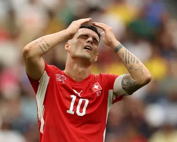 Xhaka é multado na Suíça por usar certificado falso de vacinação