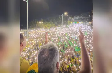 Apoiadores rezam Pai-Nosso durante Bloco do 22 na orla de Maceió