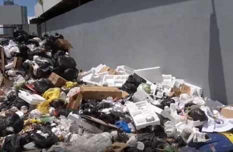 Acúmulo de lixo prejudica comerciantes e pedestres no Centro de Maceió