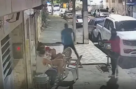 Criminosos armados assaltam moradores na porta de casa na Ponta da Terra