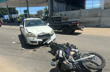 Vídeo mostra motociclista sendo arremessada após colisão com carro em Arapiraca