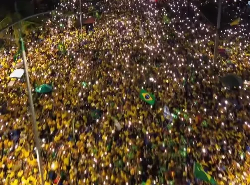 Imagens de drone mostram mar verde e amarelo na orla de Maceió; confira