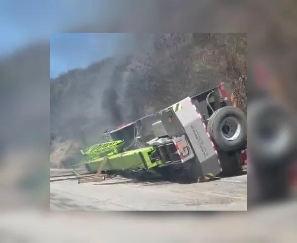 Acidente provoca incêndio e interdita trecho da Serra das Espias, em Palmeira
