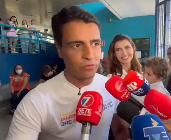 Ao chegar para votar, JHC coloca saúde no centro das propostas para Alagoas