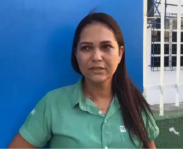 Após adiamento do fim da votação, eleitora chega a escola e encontra portões fechados