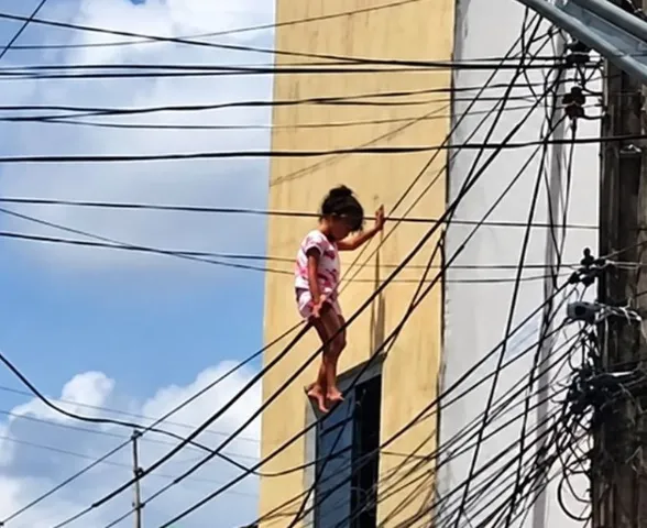 Criança cai de janela, fica presa a fios de alta tensão e é resgatada por militar
