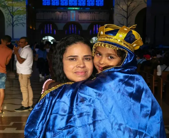 Criança de 6 anos chama atenção em Aparecida por devoção a Nossa Senhora