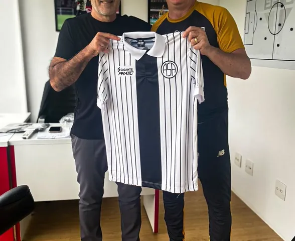 Itamar Schülle visita CT do São Paulo e presenteia Dorival Júnior com camisa do ASA