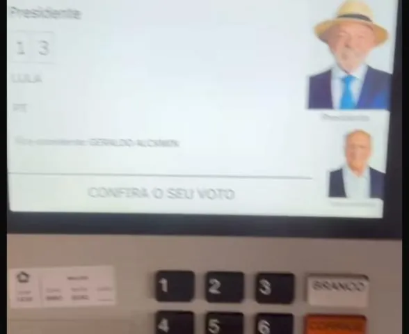 O que pode acontecer com cantor que filmou urna durante votação em Maceió? Entenda!