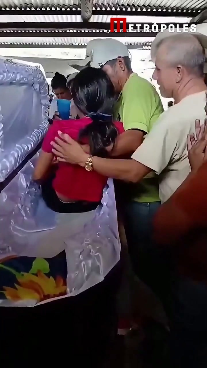 Adolescente levanta de caixão durante próprio velório