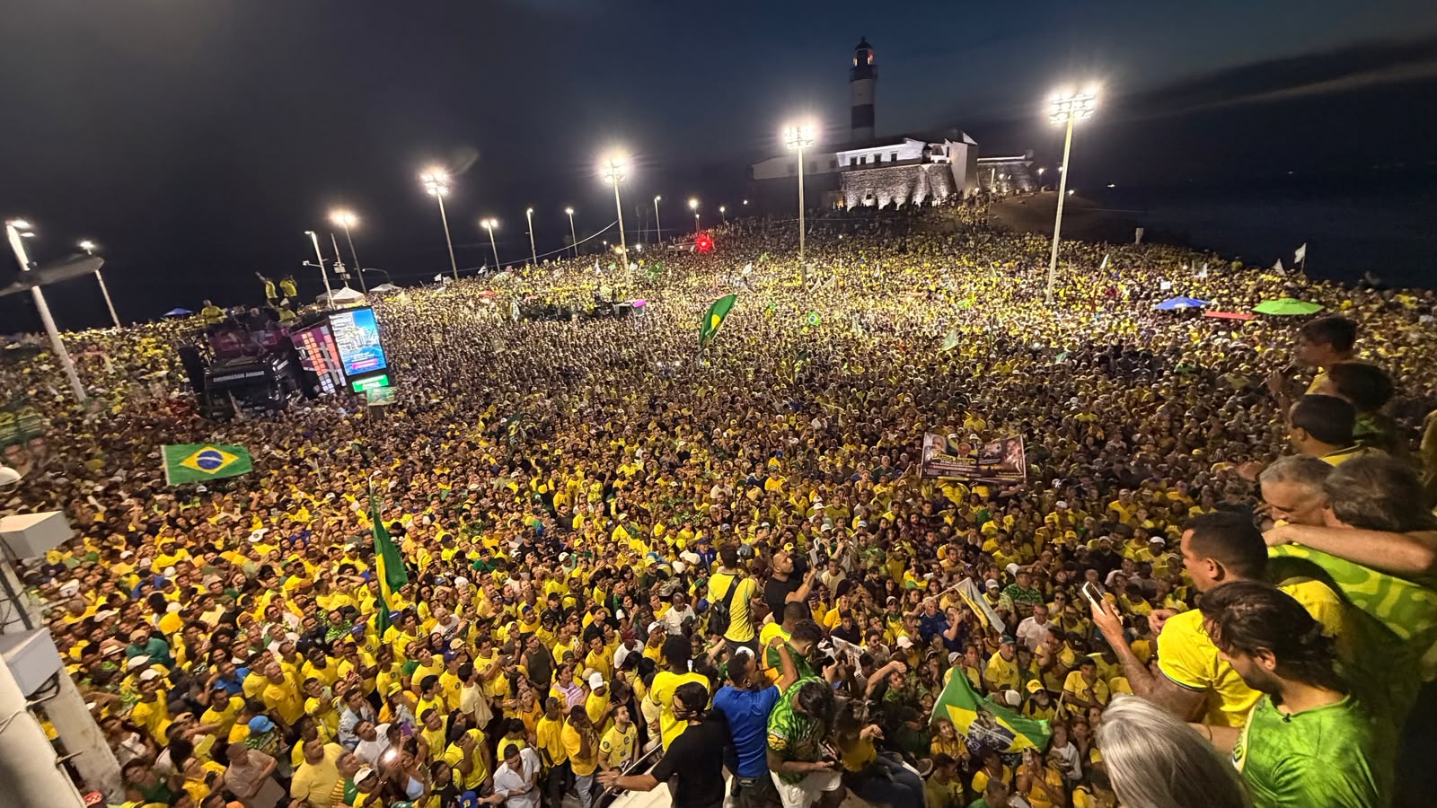 Ao lado de Alfredo Gaspar, Flávio Bolsonaro reúne apoiadores no Farol da Barra e recebe título de Cidadão Soteropolitano