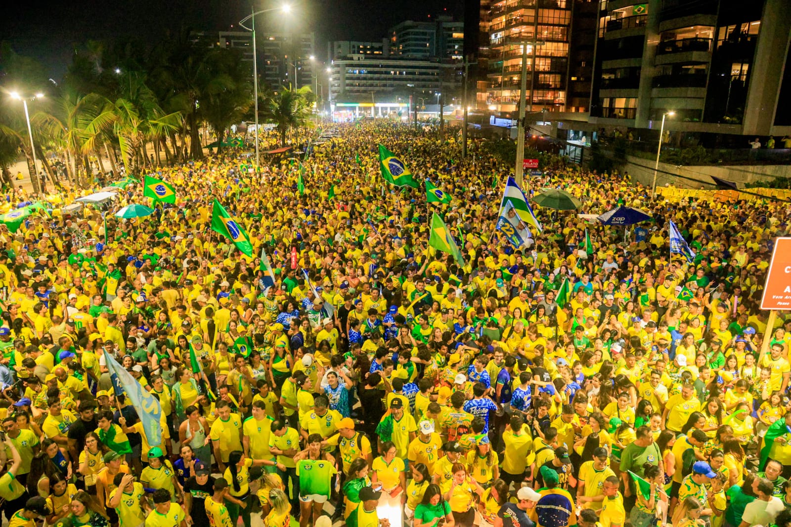 Apoiadores fecham vias na orla de Maceió durante ato do Bloco do 22