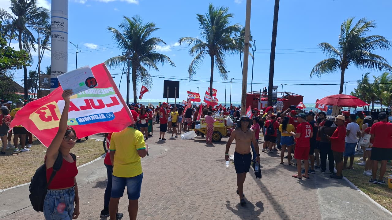 Ato em apoio à candidatura de Lula reúne apoiadores no Corredor Vera Arruda, na Jatiúca