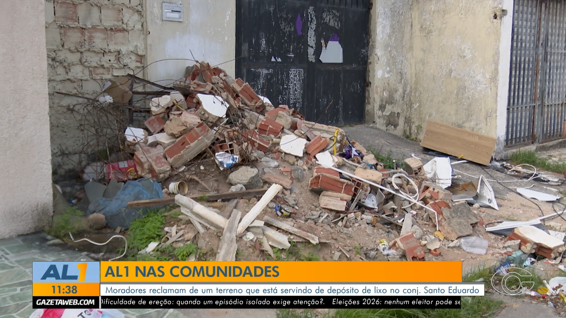 Calçada vira depósito de lixo e preocupa moradores do Conjunto Santo Eduardo, em Maceió