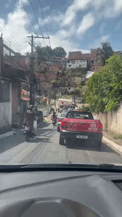 Caminhão cai em vala e interdita trânsito na Ladeira da Moenda