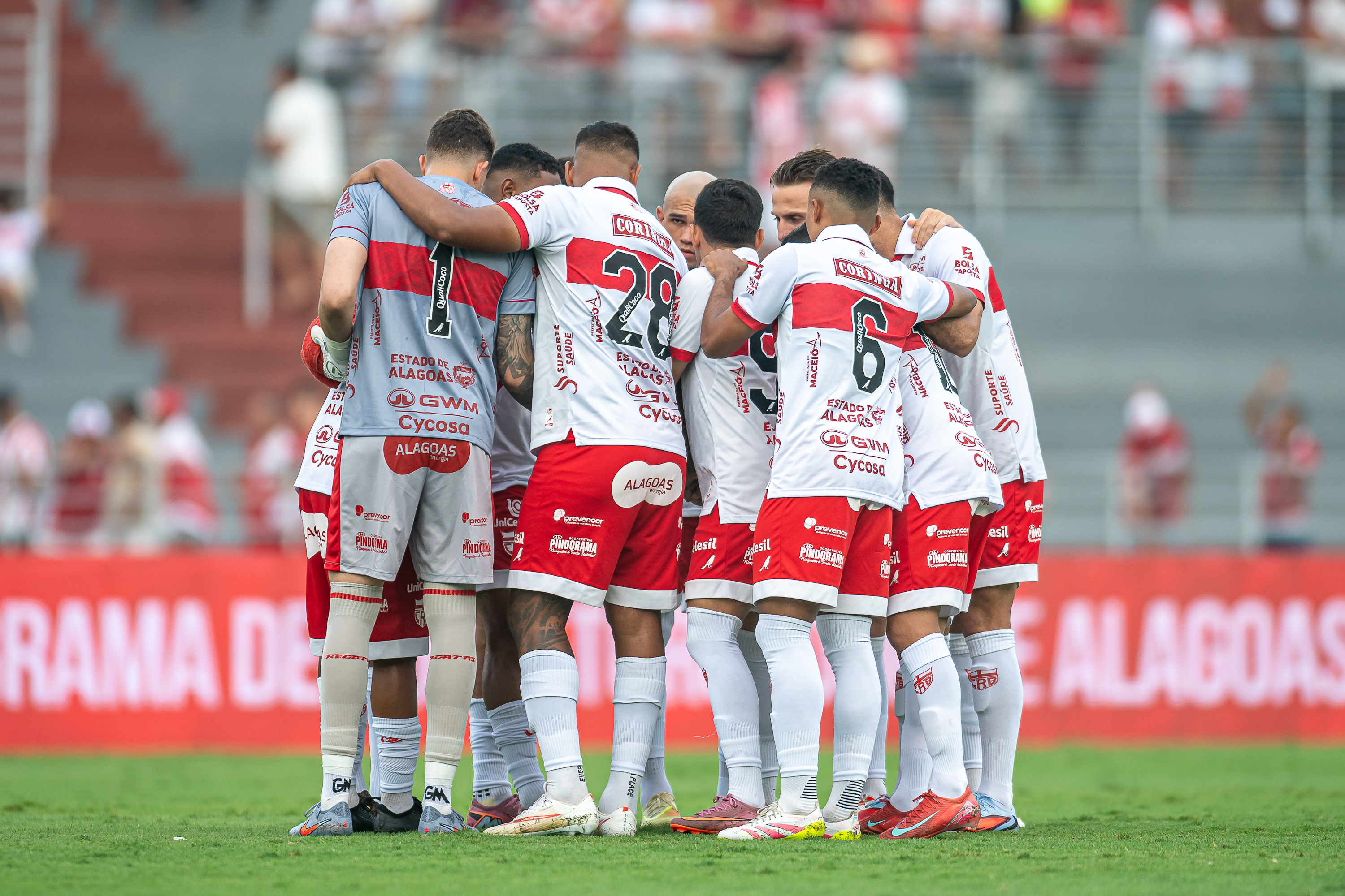 CRB tem sete jogadores pendurados para confronto direto com o Atlético-GO pela Série B
