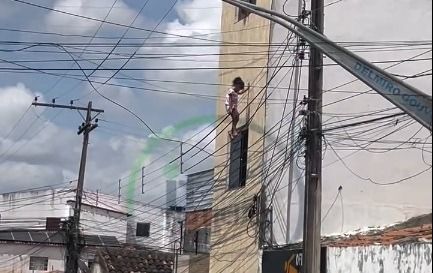 Criança cai de janela, fica presa a fios de alta tensão e é resgatada por militar