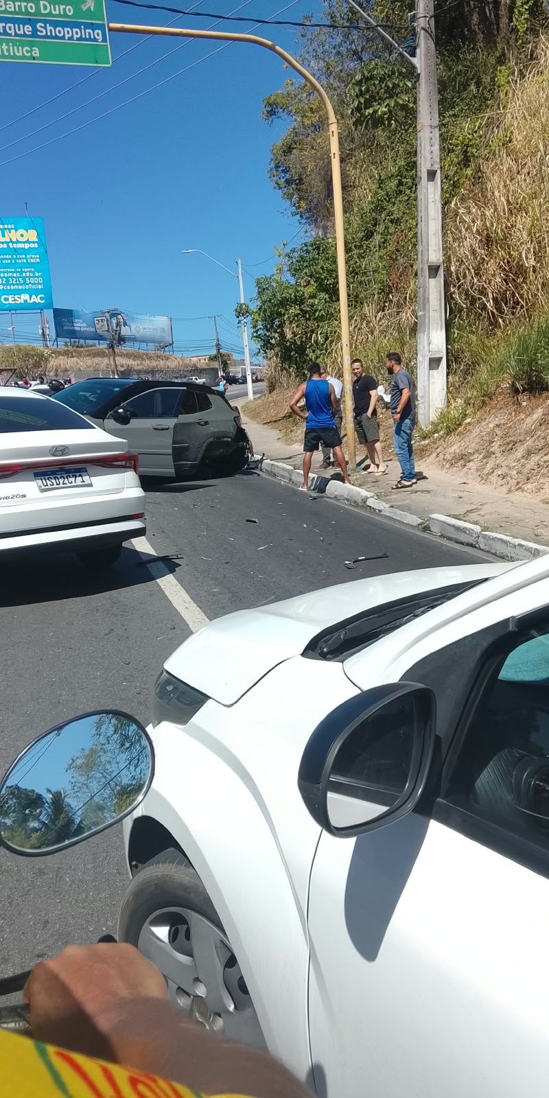 Engavetamento envolvendo quatro carros congestiona a Avenida Leste-Oeste