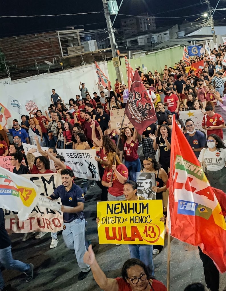 Estudantes e trabalhadores fazem caminhada em apoio a Lula em Maceió