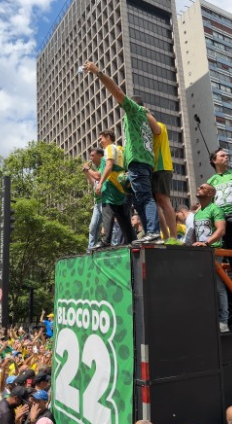 Flávio Bolsonaro reúne apoiadores na Avenida Paulista a uma semana do segundo turno