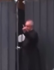 Padre é flagrado exibindo dedo do meio a manifestantes em frente a igreja em Milão
