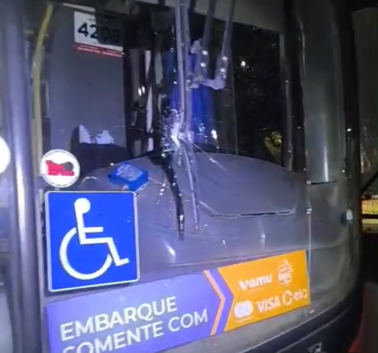 Pânico dentro do ônibus: passageiros se deitam no chão durante ataque a tiros em Maceió