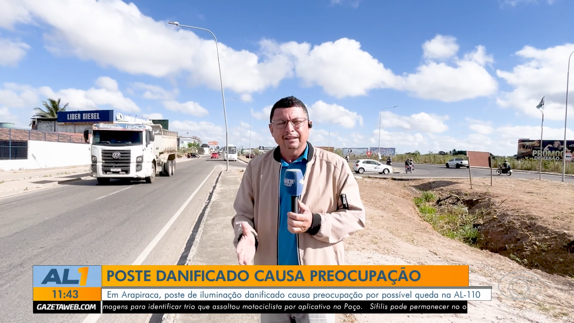 Poste danificado após acidente ameaça cair em rodovia de Arapiraca