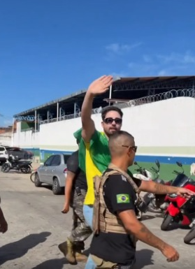 Rico Melquiades vota cercado de seguranças particulares em Maceió