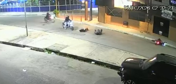 Vídeo mostra assalto a motociclista por app que quebrou a perna no Poço