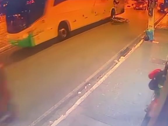 Vídeo mostra momento em que estudante cai de bicicleta antes de morrer atropelado por ônibus em Arapiraca