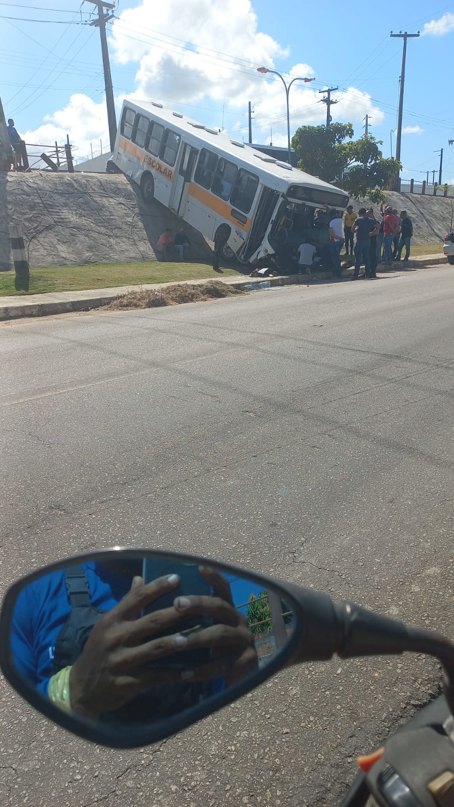 Vídeo mostra ônibus escolar após cair em declive em Marechal Deodoro