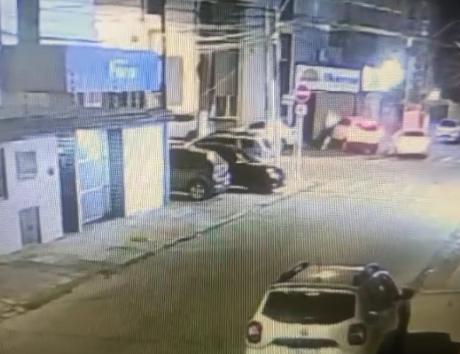 VÍDEO: veículo invade hotel após colisão em cruzamento na Avenida João Davino