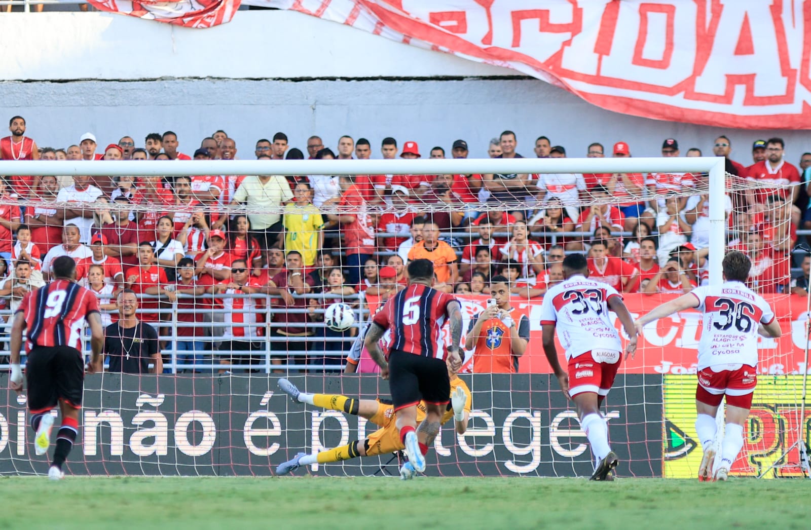 Vitor Caetano defende pênalti e mantém empate entre CRB e Botafogo; siga ao vivo na Gazeta