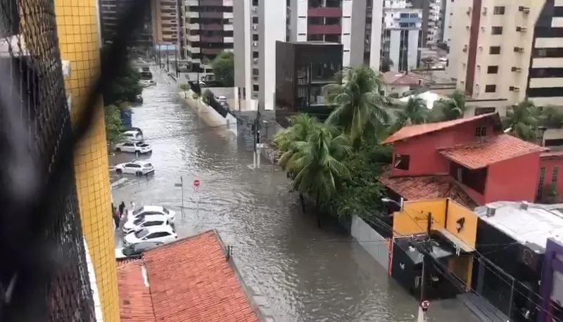 Vias estão cobertas por águas na parte alta e baixa na capital alagoana