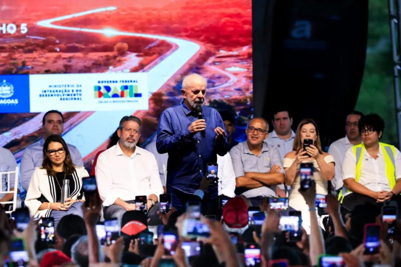 Lula prega união, destaca força do Legislativo e diz que Paulo pode contar com o governo federal