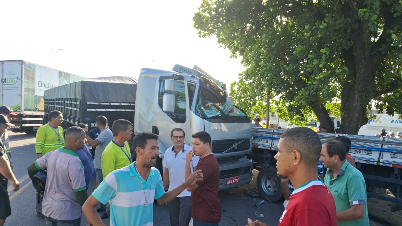 Colisão entre caminhões e carros interdita três faixas da BR-316