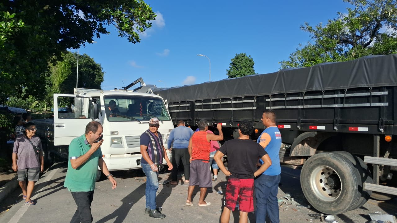 Colisão entre caminhões e carros interdita três faixas da BR-316