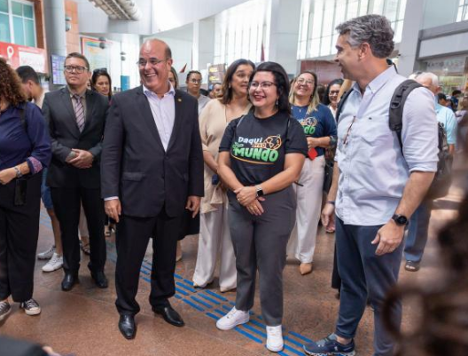 Tourinho acompanha embarque de estudantes alagoanos para Inglaterra