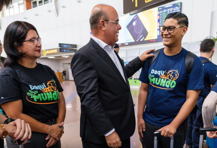 Tourinho acompanha embarque de estudantes alagoanos para Inglaterra