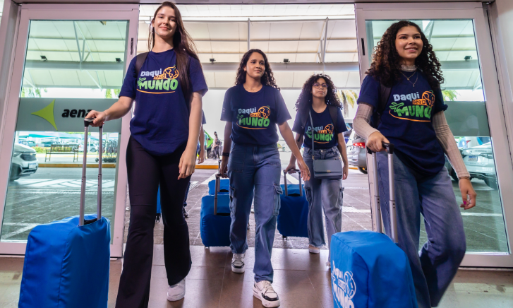 Tourinho acompanha embarque de estudantes alagoanos para Inglaterra