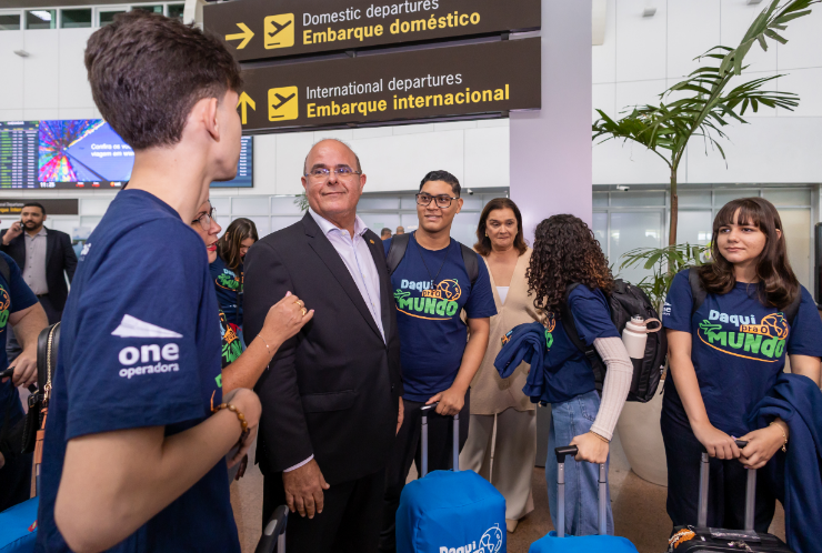 Tourinho acompanha embarque de estudantes alagoanos para Inglaterra