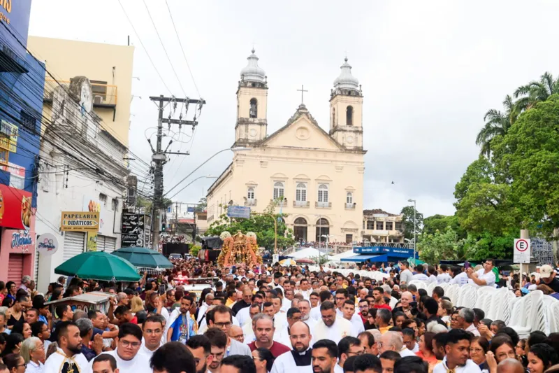 Fiéis lotam ruas do Centro em procissão para celebrar Padroeira de Maceió