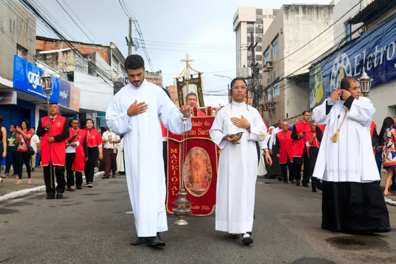 Fiéis lotam ruas do Centro em procissão para celebrar Padroeira de Maceió