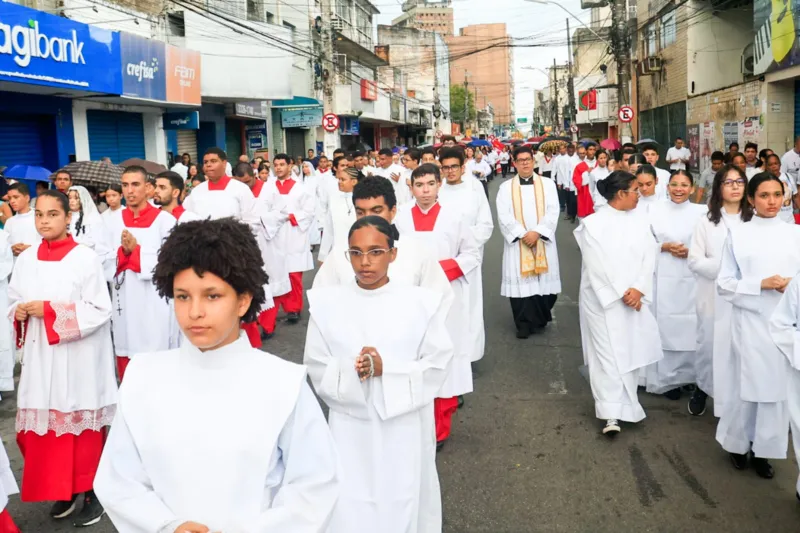 Fiéis lotam ruas do Centro em procissão para celebrar Padroeira de Maceió